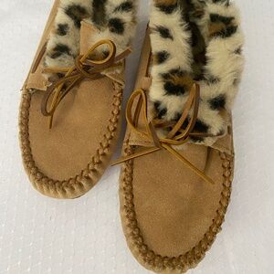 Minnetonka Moccasins. Suede Leather and Faux Cheetah Fur. S. 7.  Comfy Slippers